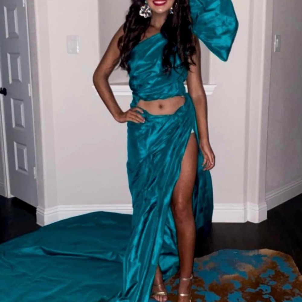 Long dress with train and big shoulder
